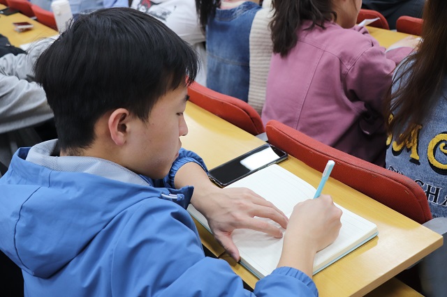 主题党日听党课 不忘初心担使命——经济与管理学院“学好党史,做新时代大学生”主题党日活动