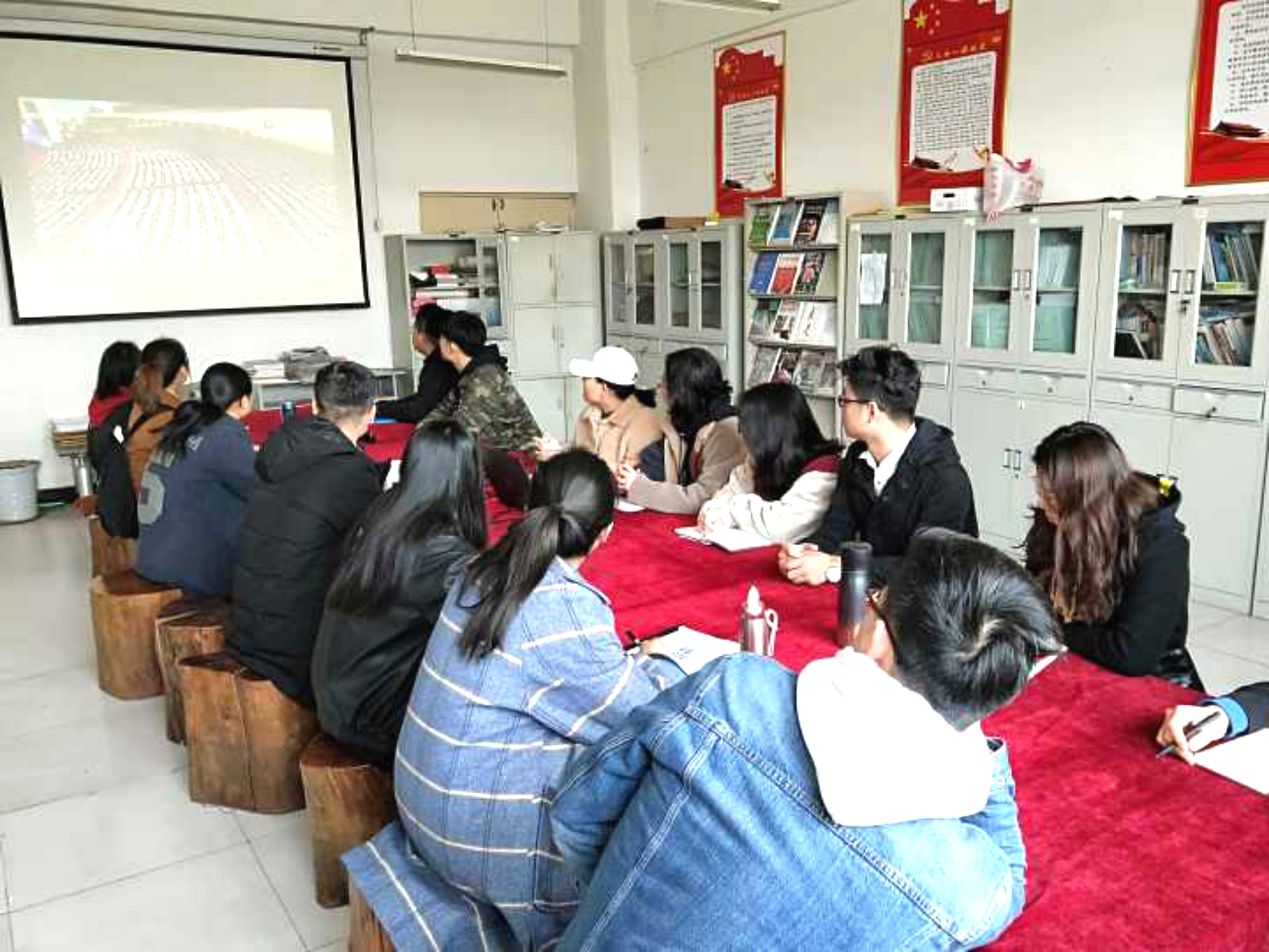 食品与环境学院党总支组织师生观看十三届全国人大二次会议开幕式盛况