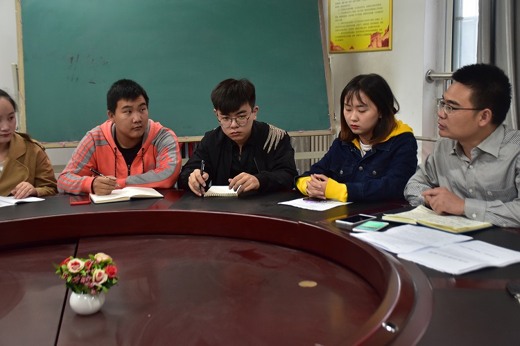 大数据学院学生党支部组织学习习近平总书记在教师节教育大会的重要讲话精神