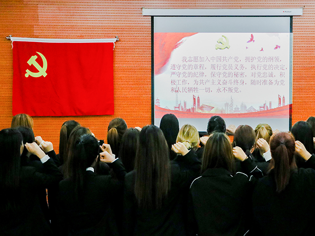 “艺”路红途—【践思】铮铮誓词 牢记使命 —艺术传媒学院学生党支部预备党员入党宣誓