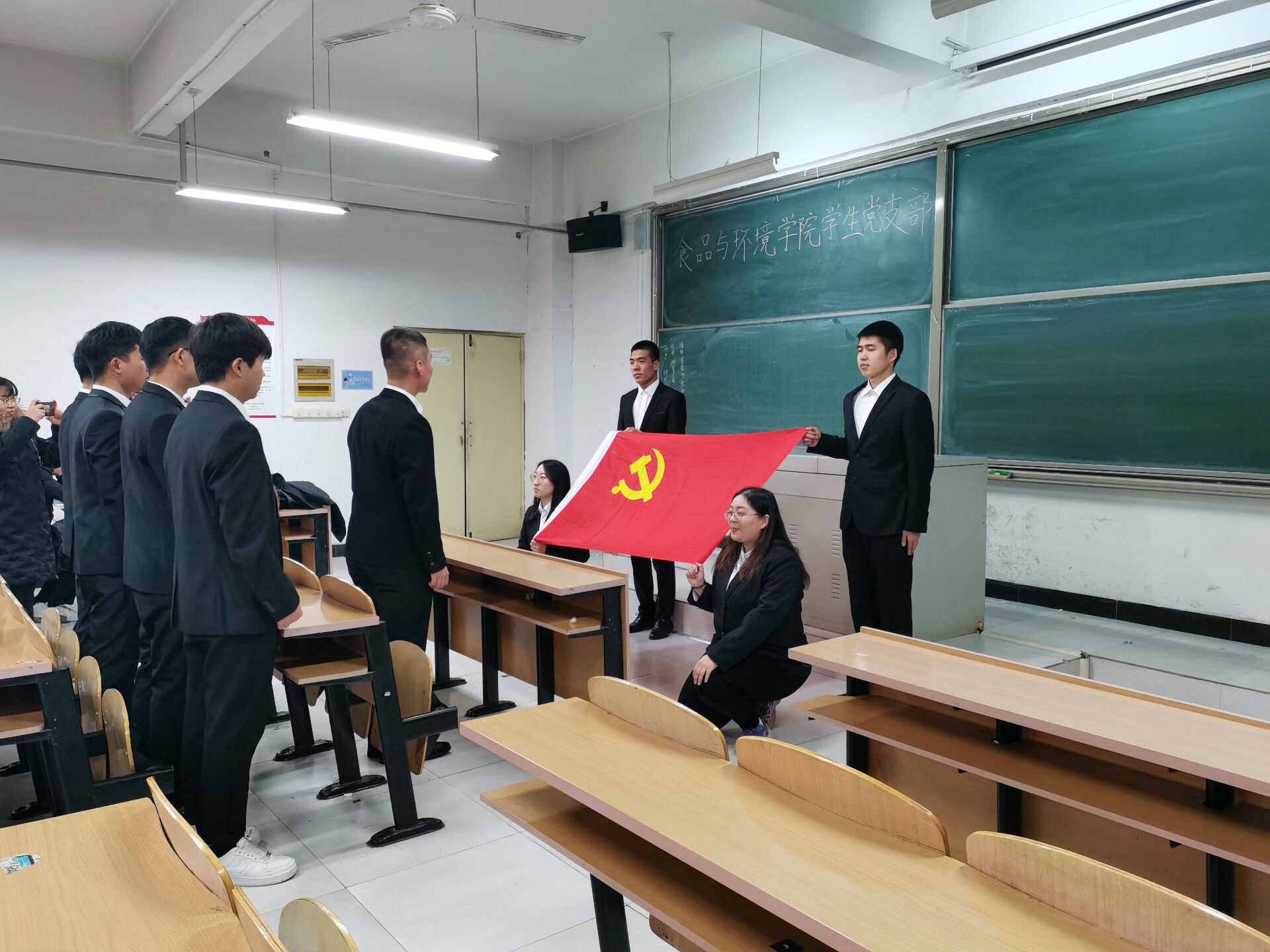 食品与环境学院学生党支部组织预备党员入党宣誓仪式