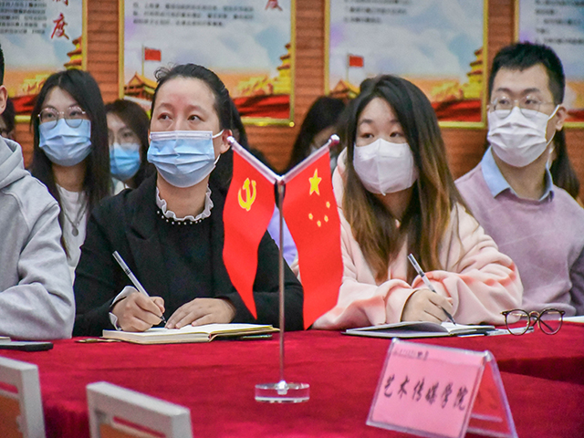 庆祝盛会 “艺”心向党 ——艺术传媒学院党总支组织党员观看党的二十大开幕会